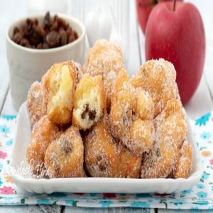 Жареные оладьи с изюмом