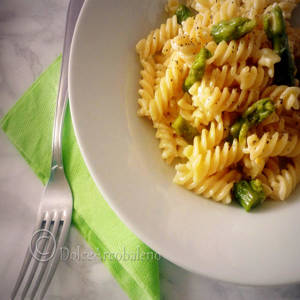 فوسيللي ملونة مع الخضروات