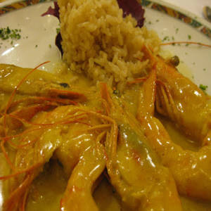 Camarões ao curry com arroz pilaf