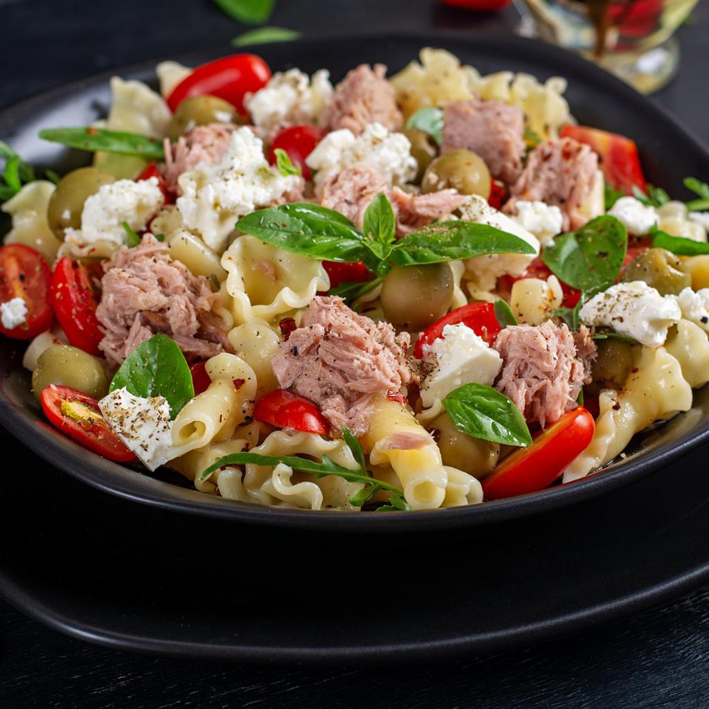 Pasta-Salat mit Tomaten und Thunfisch