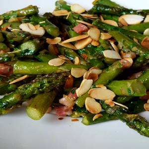 الهليون مع اللحم المقدد