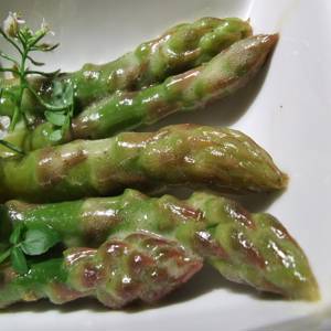 La foto della ricetta Asparagi Caldi di Tuduu adatta a Vegetariani, vegani, diete senza lattosio, diete senza glutine, pescetariani.