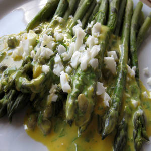 هليون مع بيض مخفوق