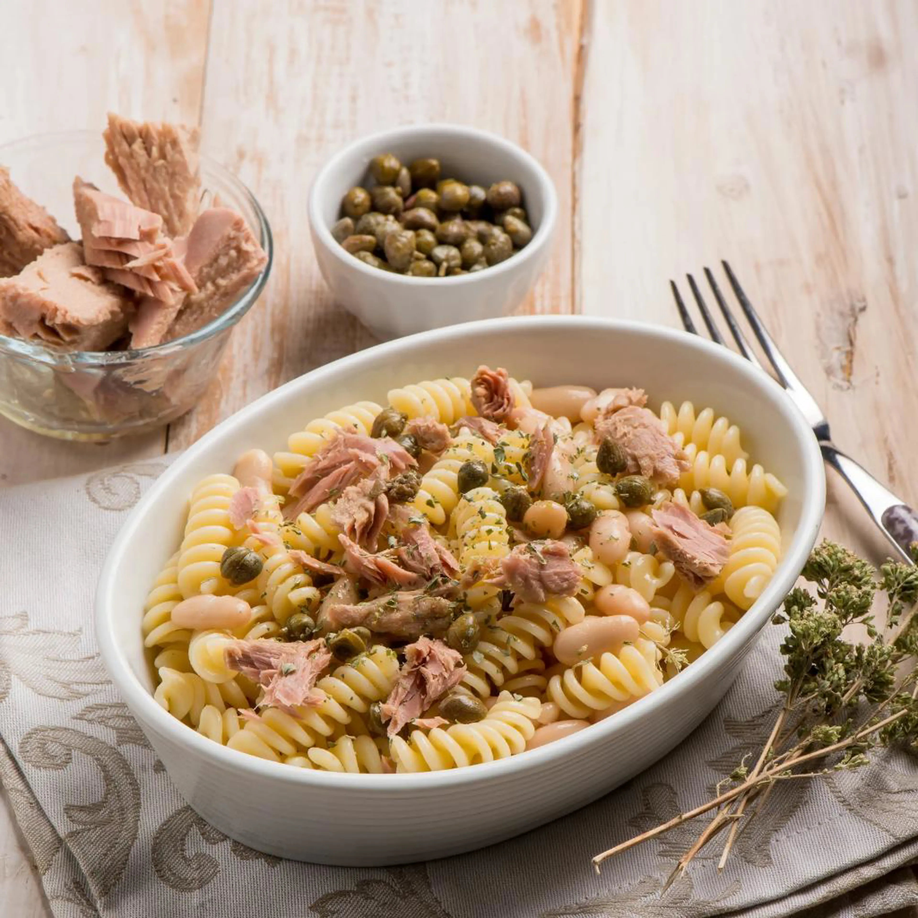 Massa com atum e alcaparras