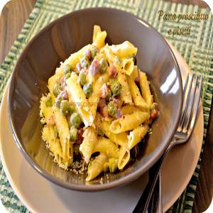 باستا مع بصل صغير و بازلاء