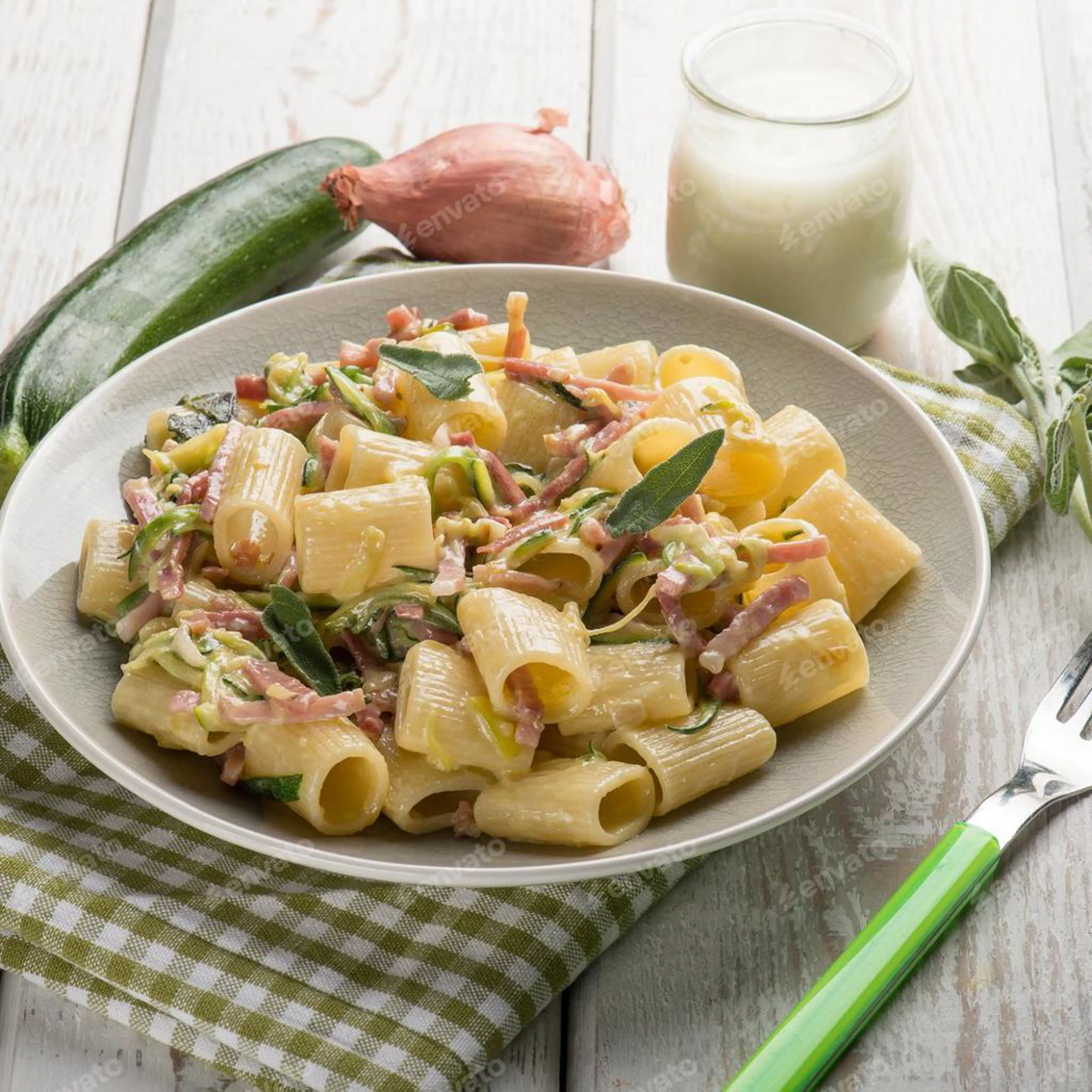 Pasta mit Zucchini und gekochtem Schinken