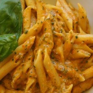 Penne Con Salsa Di Peperoni E Pomodori