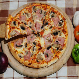 Pizza au jambon et champignons