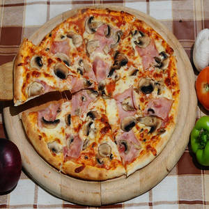 Pizza mit Schinken und Pilzen