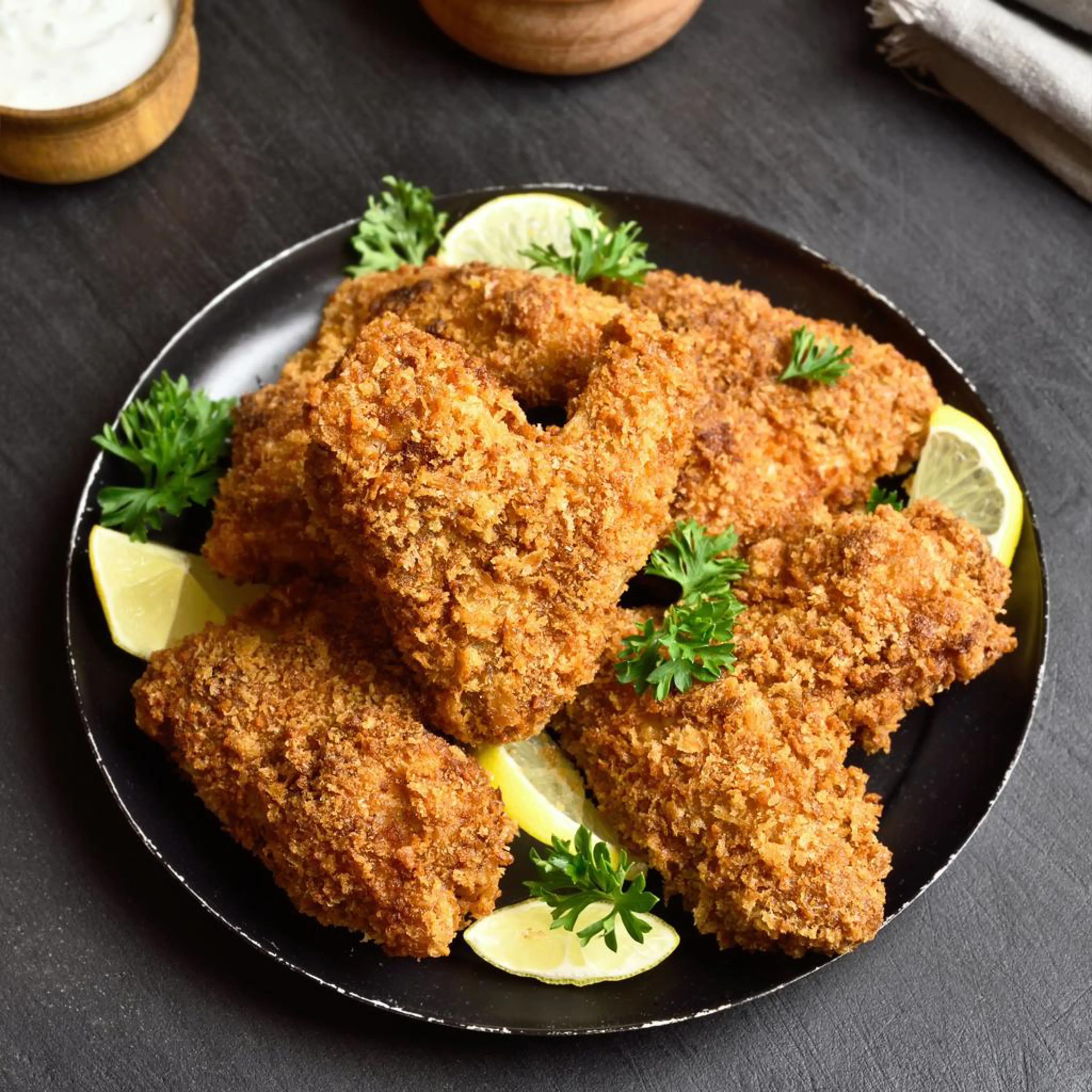 Pollo empanado y frito