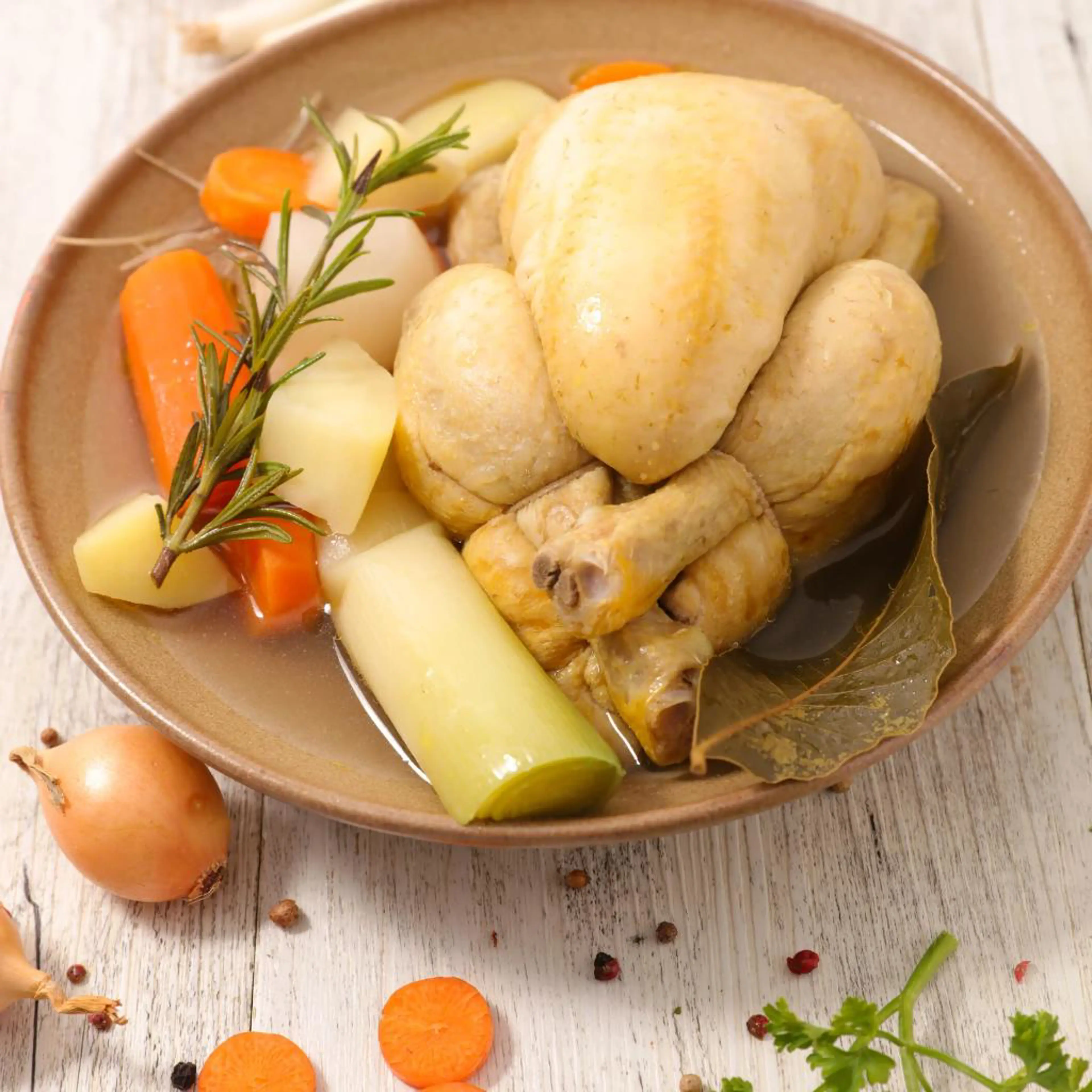 Gekochtes gefülltes Huhn