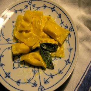 Kürbisravioli mit Butter und Salbei