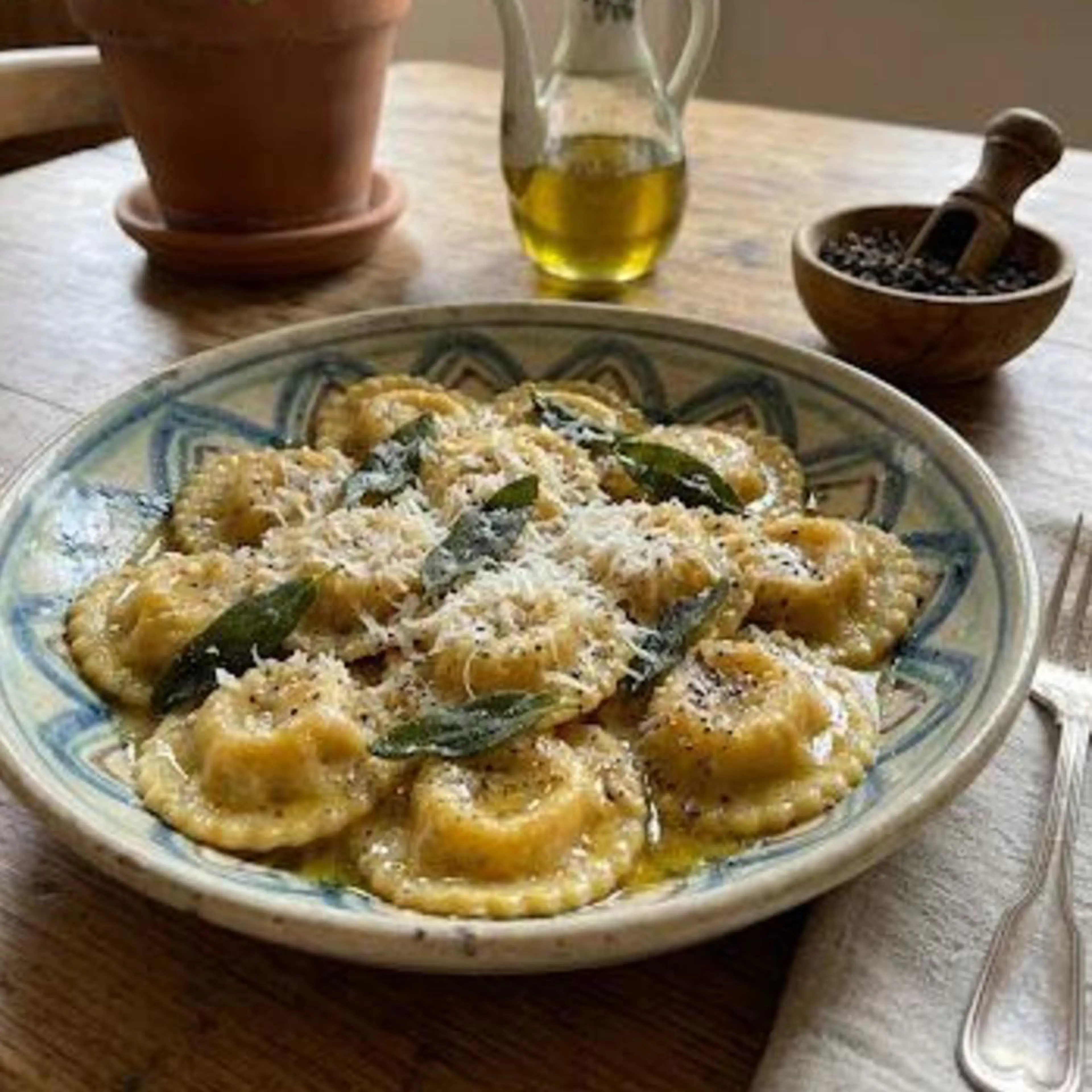 Ravioli di zucca al burro e salvia