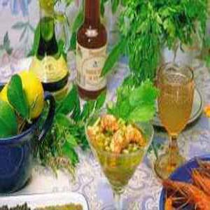 Essig mit Minze und Blüten