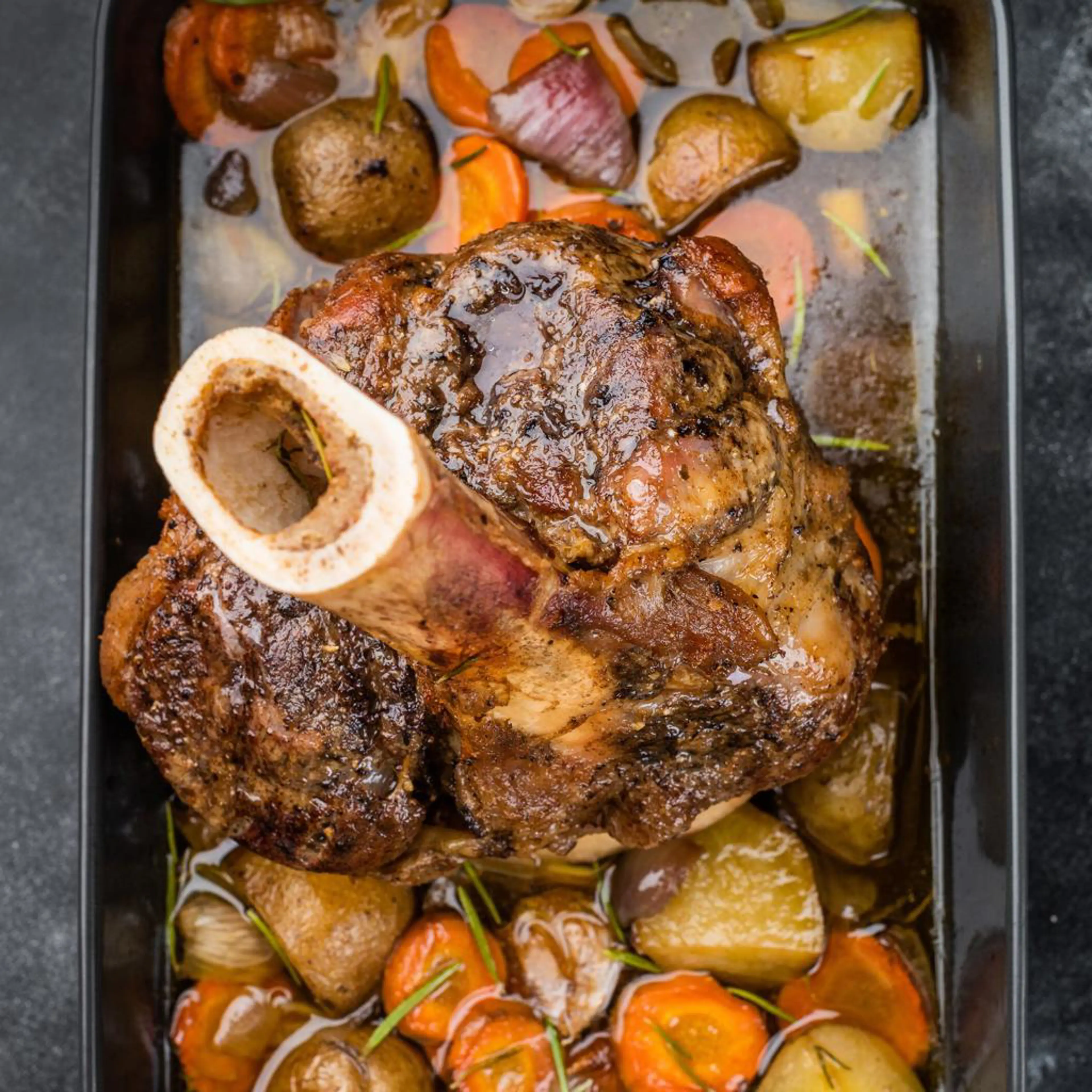 Свиная рулька с овощами