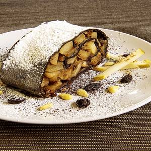 Słony strudel z orzeszkami piniowymi