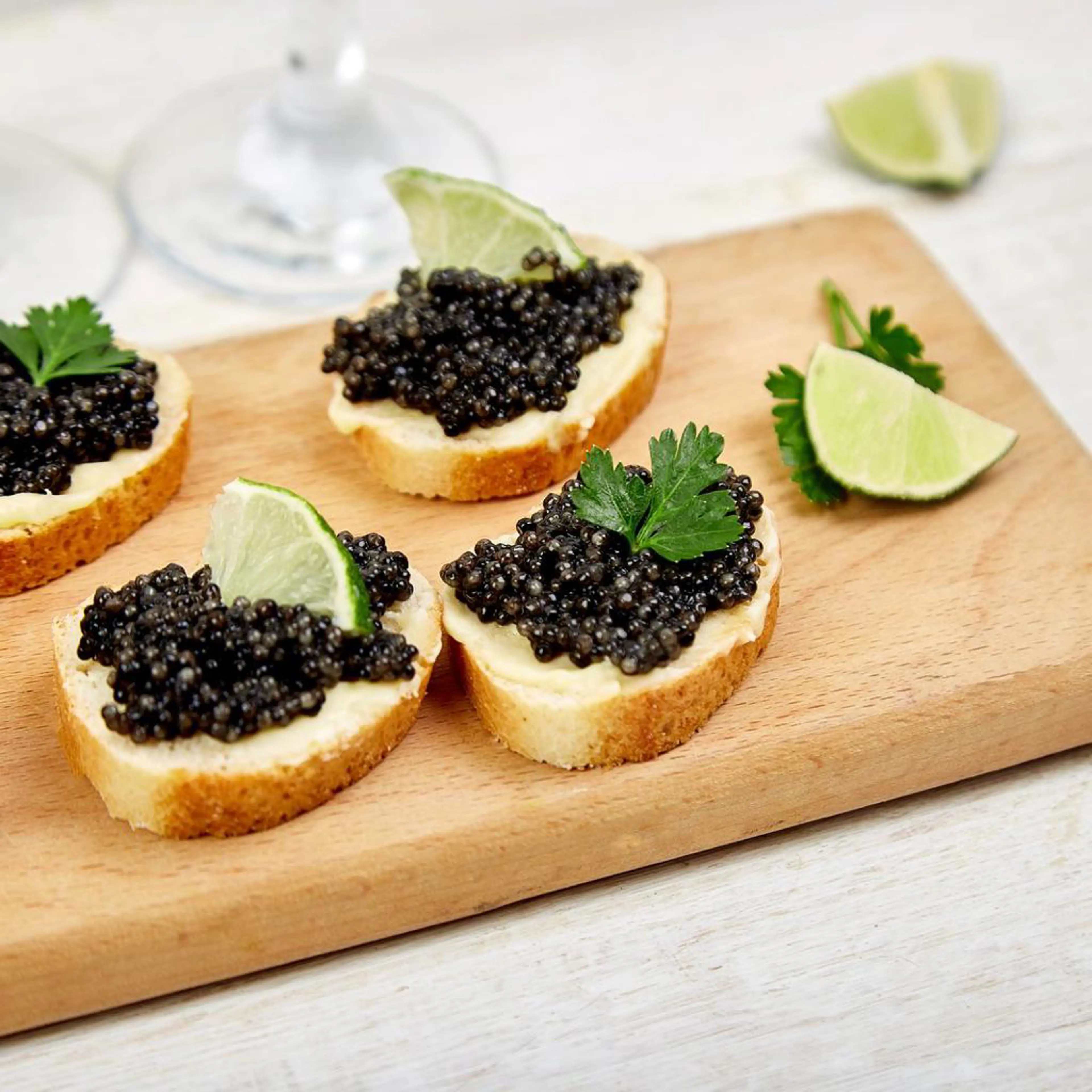 Canapés au beurre de caviar