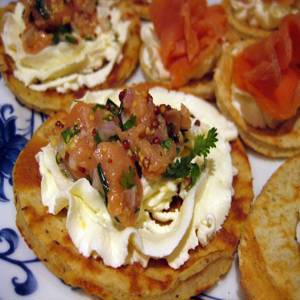 Blinis Con Salmone Panna Acida E Aneto