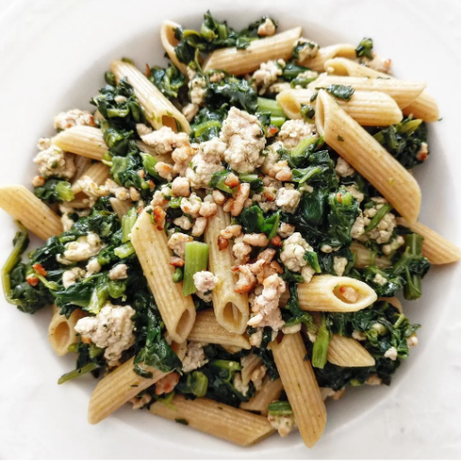 VOLLKORN-PENNE MIT PUTENHACKFLEISCH UND SPINAT
