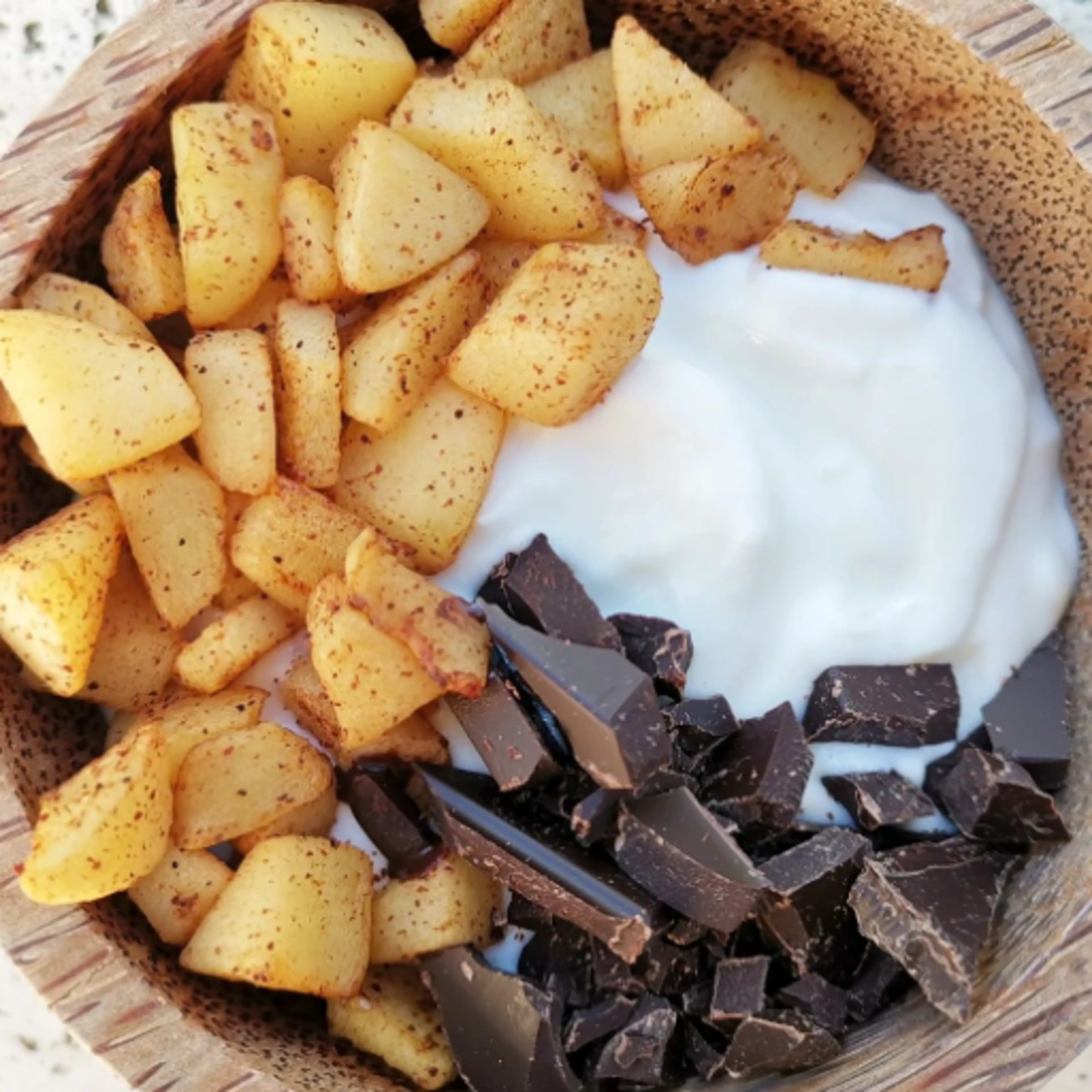 YOGURT BOWL WITH APPLE FLAVORED WITH CINNAMON AND DARK CHOCOLATE