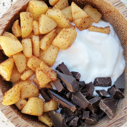 BOL DE YAOURT AVEC POMME AROMATISÉE À LA CANNELLE ET CHOCOLAT NOIR