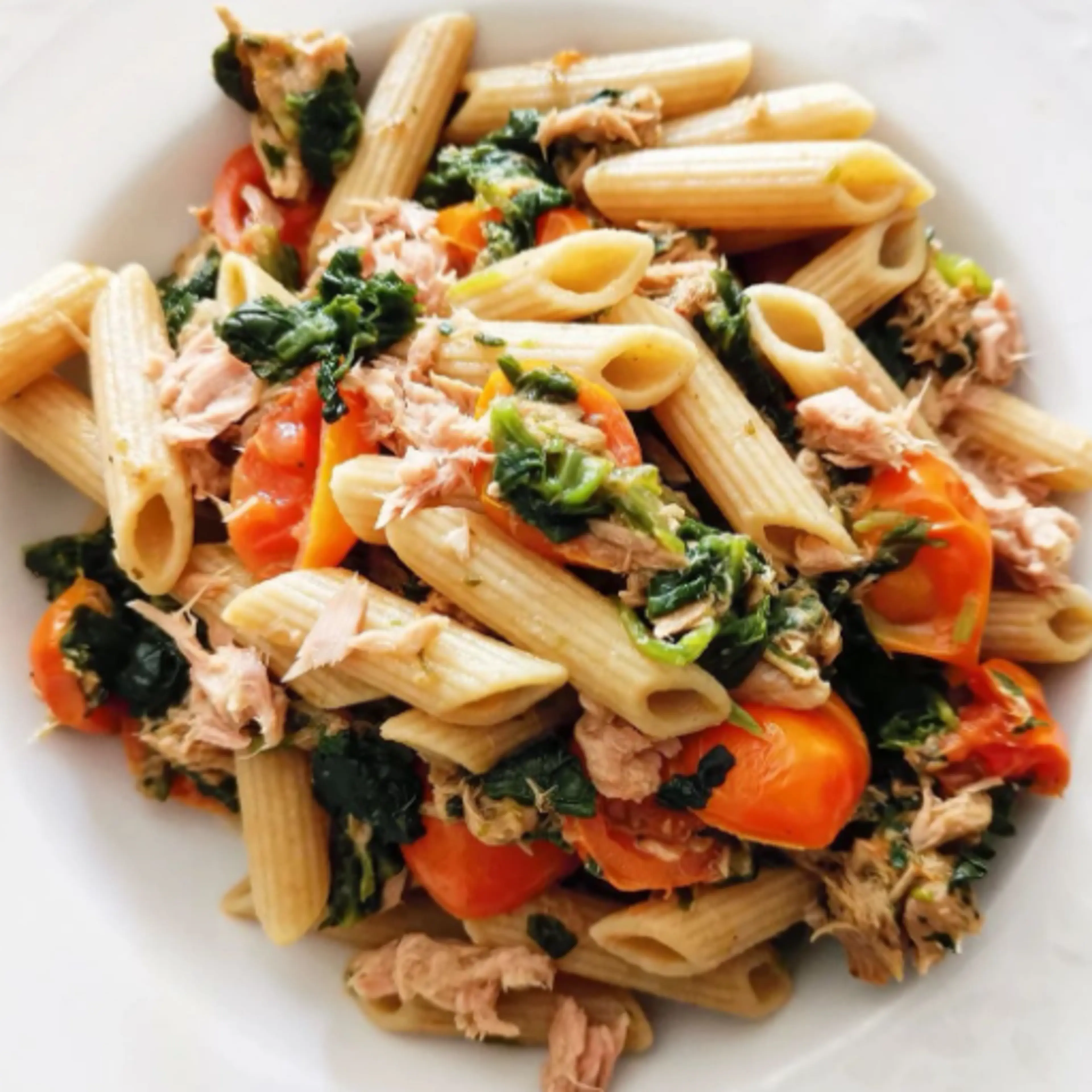 Wholemeal penne with tuna, cherry tomatoes and spinach