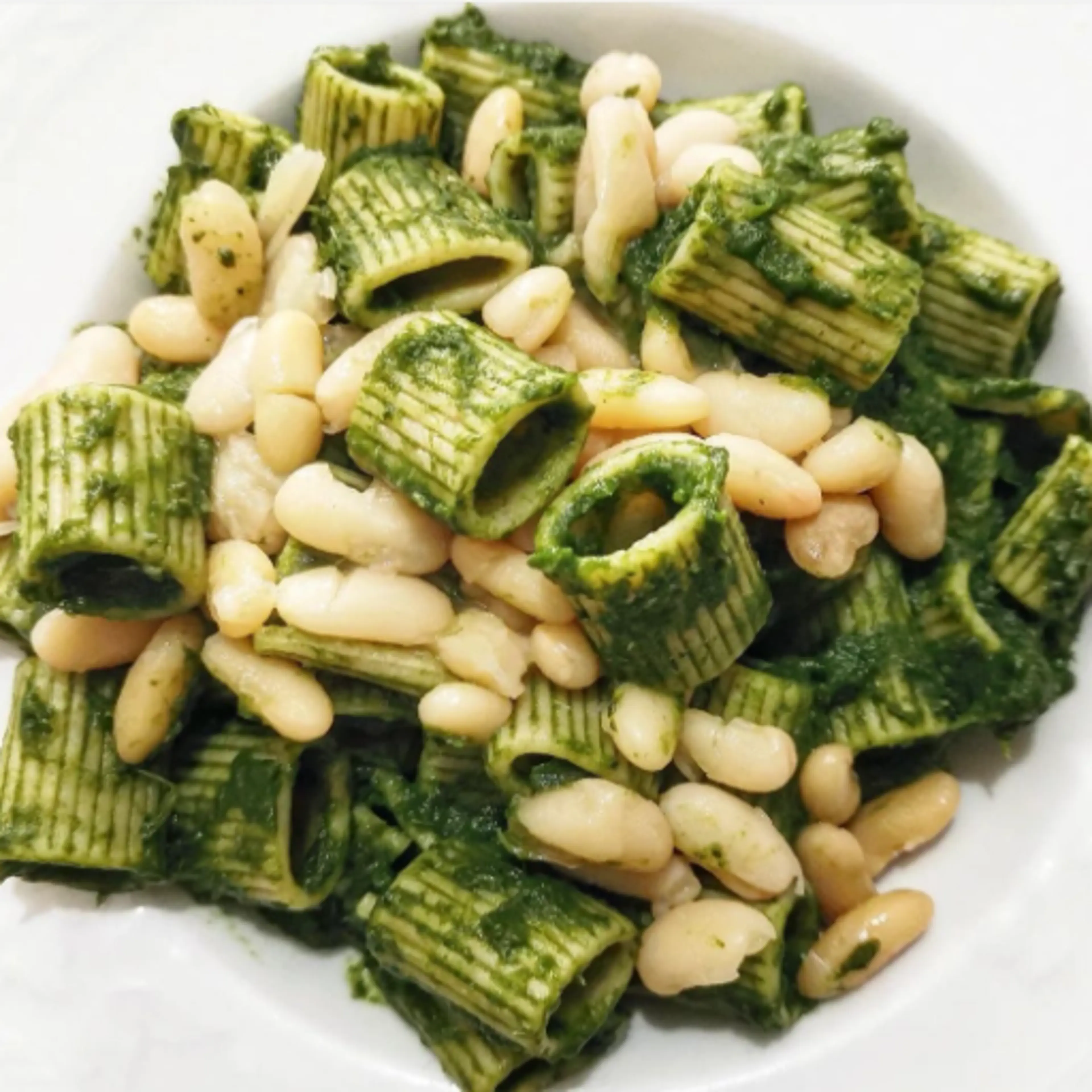 Wholemeal mezzi rigatoni with beans and broccoli cream