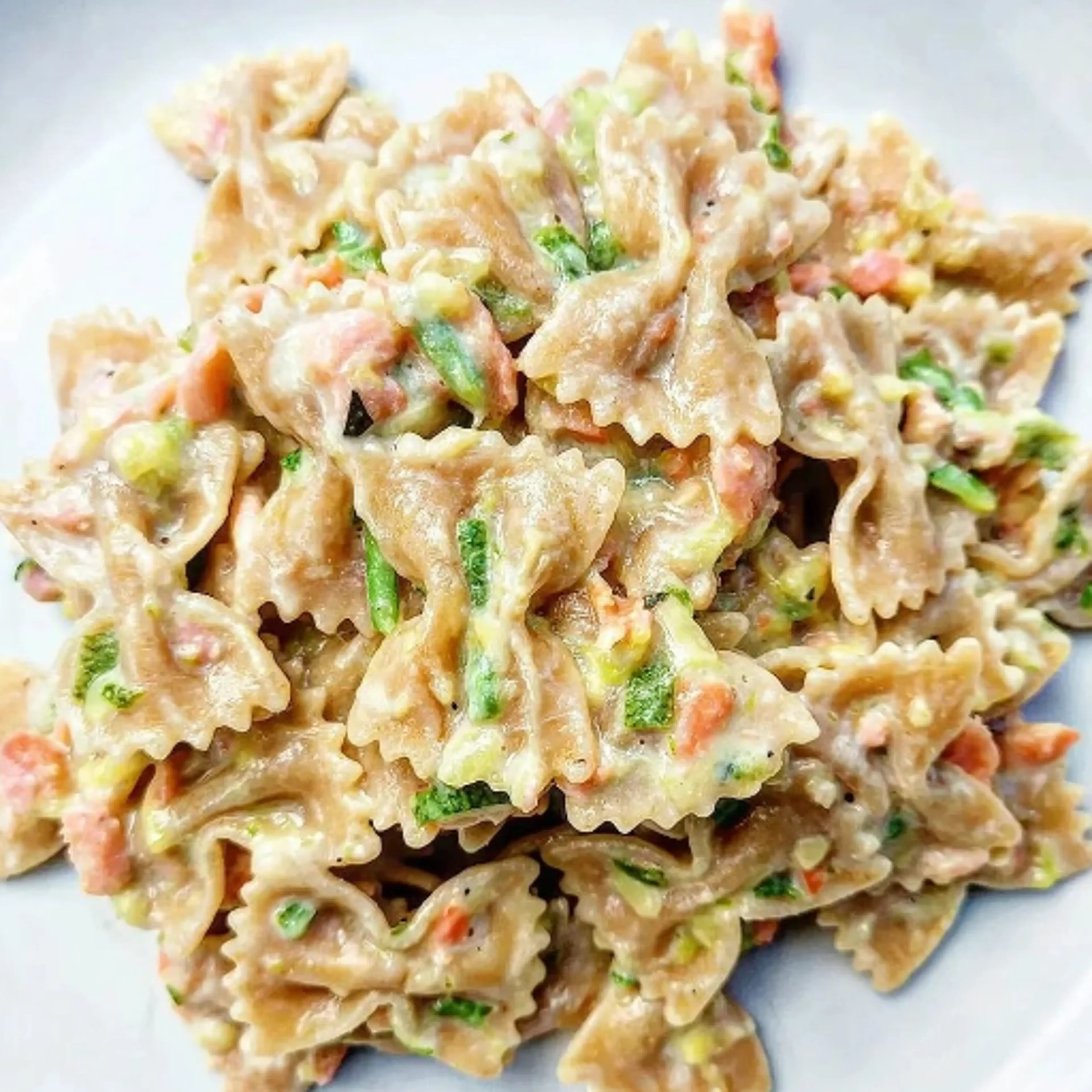 Wholemeal farfalle with smoked salmon, zucchini and Philadelphia