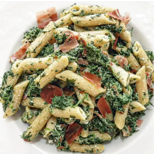 Vollkornpenne mit Speck, Ricotta und Spinat