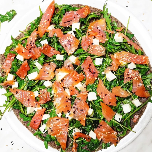 Hausgemachte Piadina mit Rucola, Lachs, Mozzarella und Sesamsamen