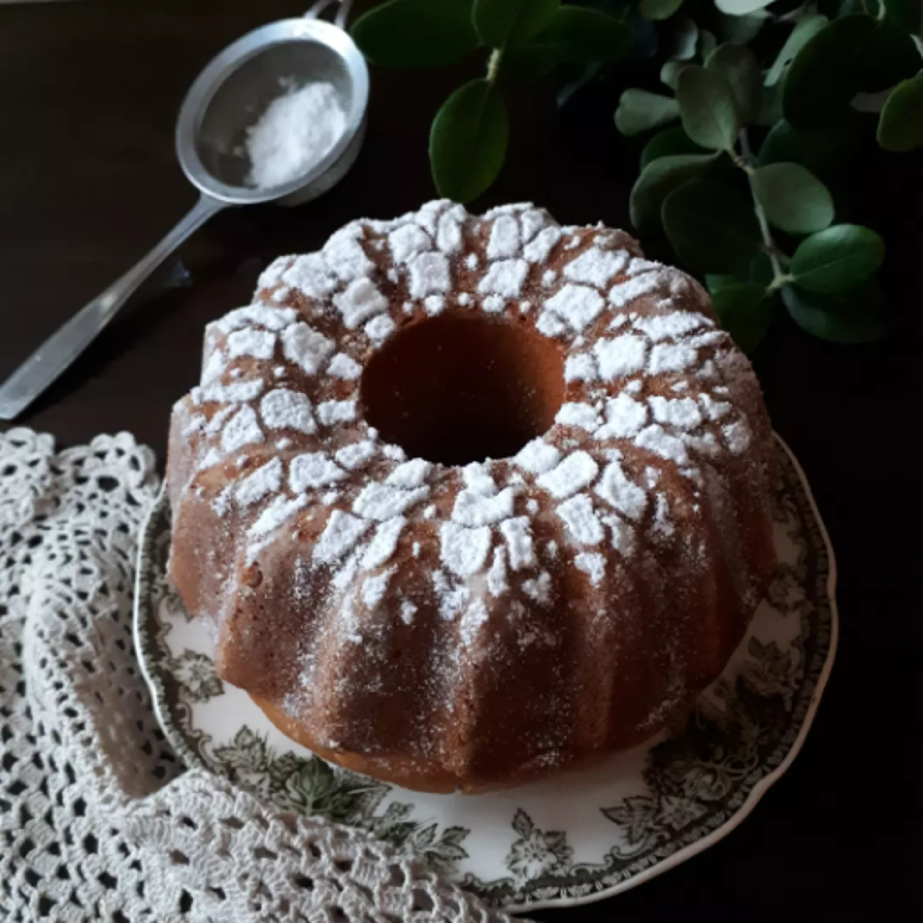 Bolo em forma de coroa com farinha de castanhas