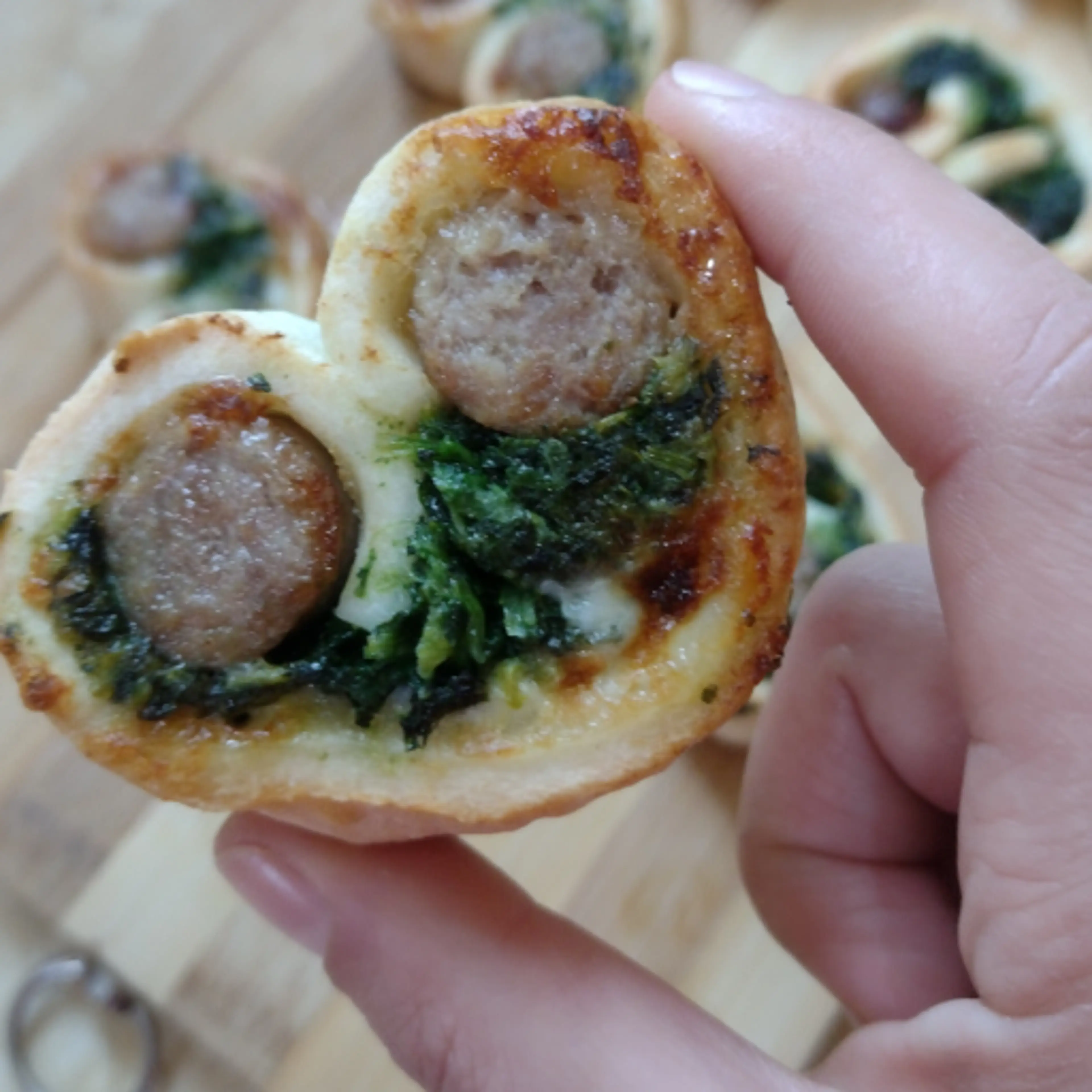 Сердечки с сосиской и шпинатом