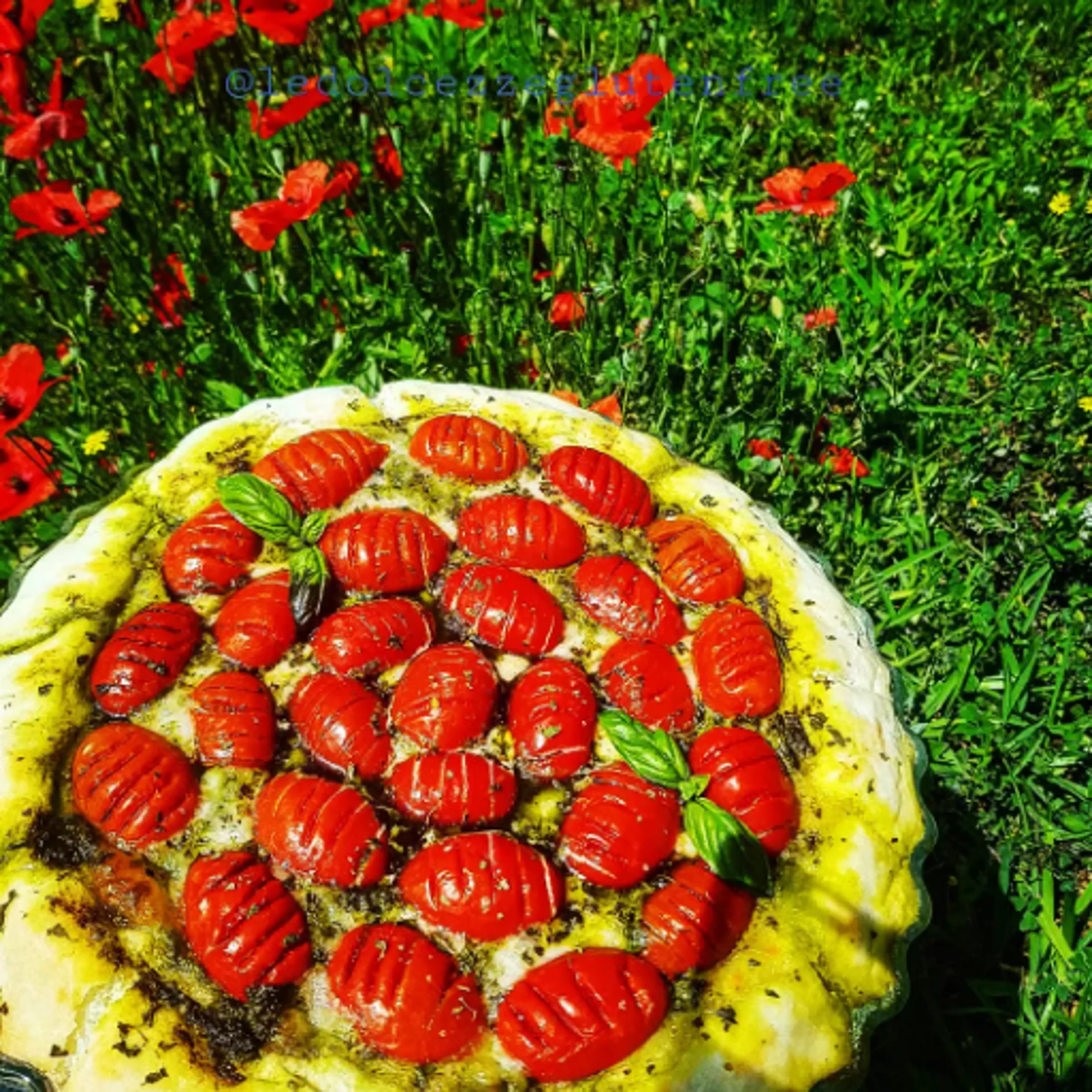 Pizza con pesto di basilico.