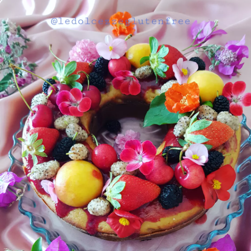 Ciambella sofficissima con frutta fresca senza glutine e senza lattosio