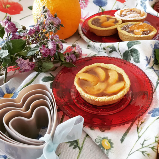 Crostatine con farina di Teff integrale e albicocche bio.