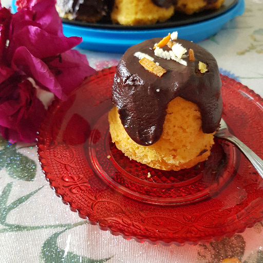 Muffins mit Mandeln, Karotten und Orange.