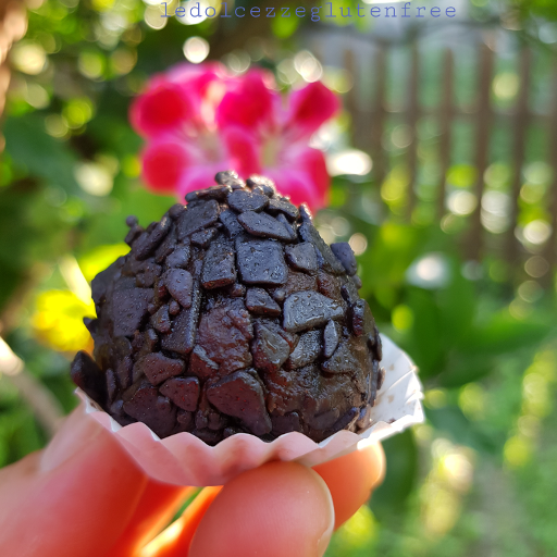 Tartufini al cioccolato con confettura di albicocche e fragole.