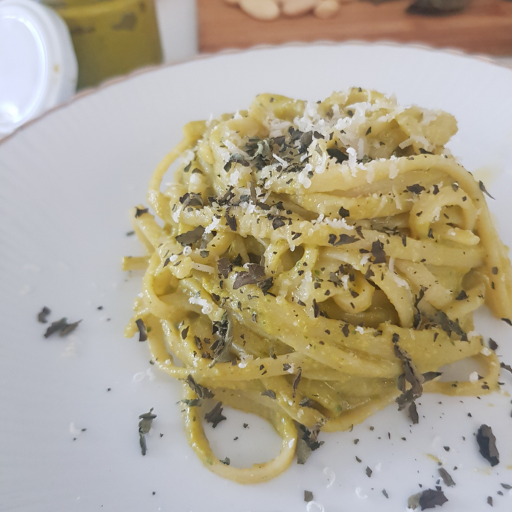 Linguine met courgettebloemenpesto.