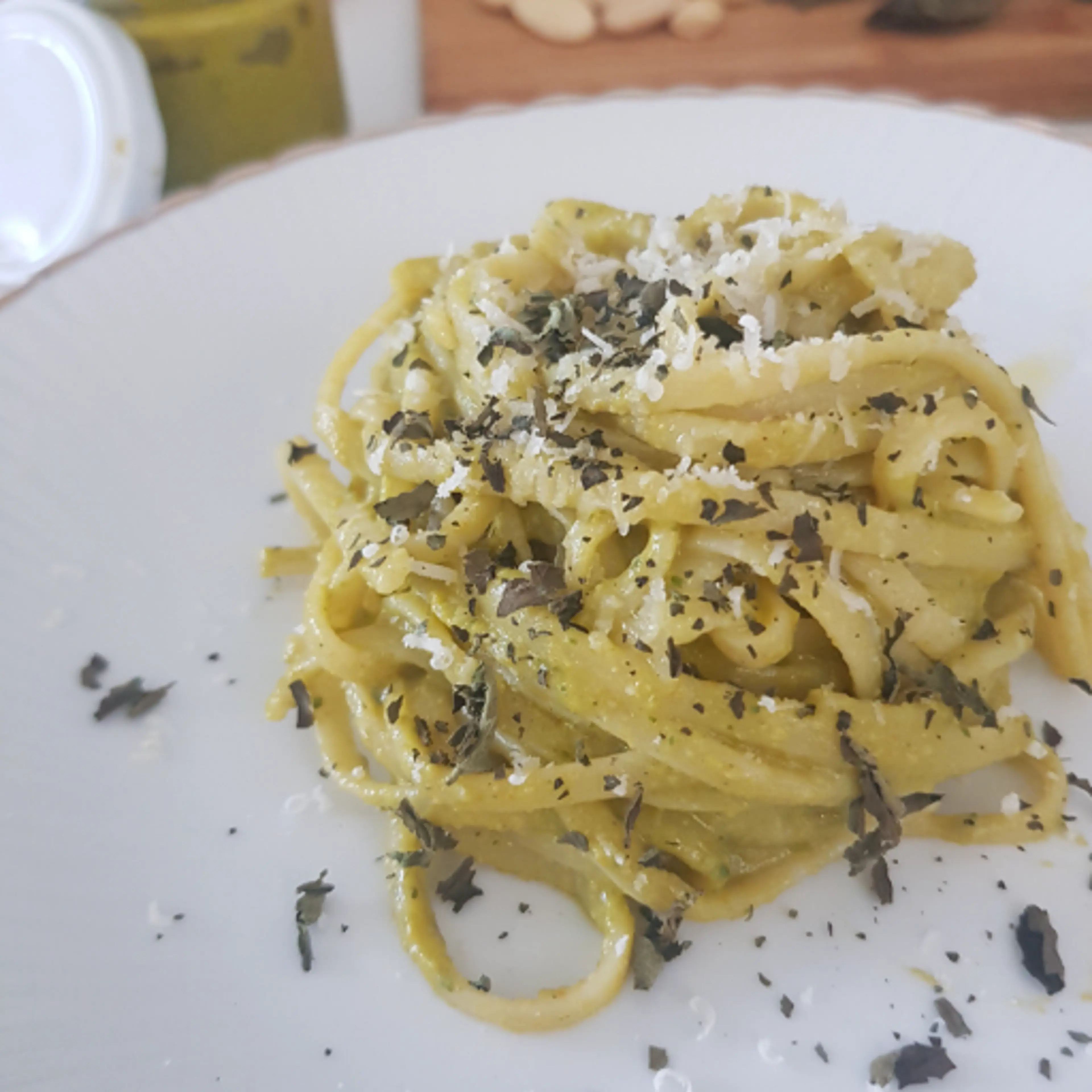 Linguine con pesto di fiori di zucca.