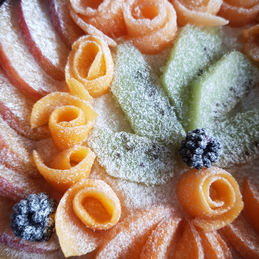 Torta fredda con crema al latte e frutta fresca