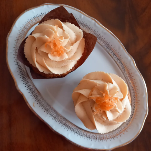 Muffin carota e mandorla con topping caramello senza glutine e senza lattosio