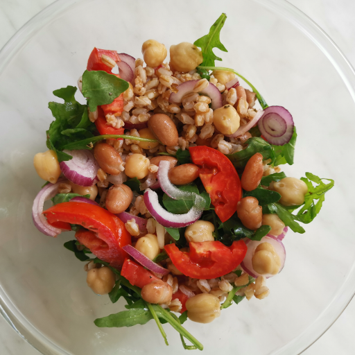 INSALATA CON FARRO , CECI , FAGIOLI , POMODORI , RUCOLA E CIPOLLA DI TROPEA