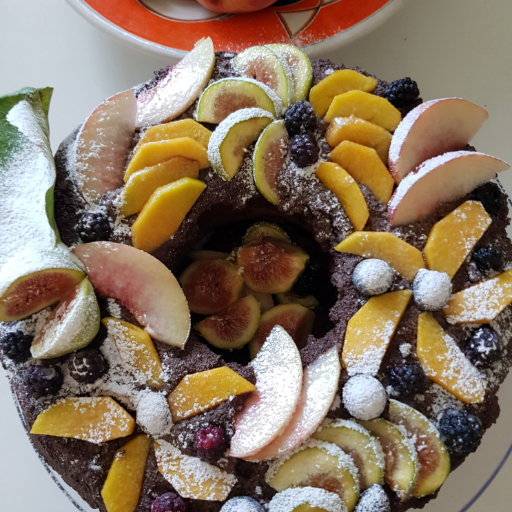 Ciambella al latte condensato e frutta fresca.