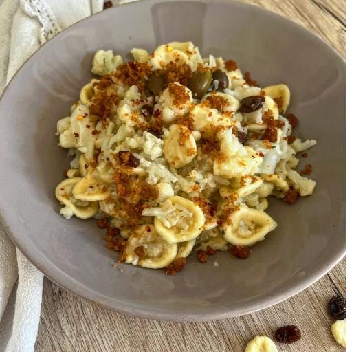 Orecchiette z kalafiorem, oliwkami i rodzynkami