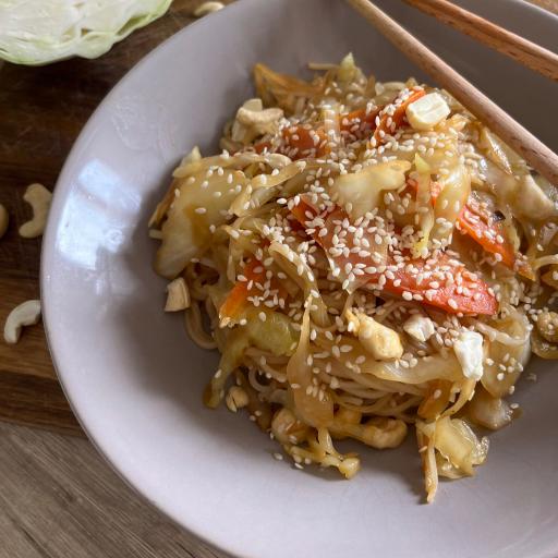 La foto della ricetta Noodles con verdure e anacardi di MescolaBene adatta a Vegetariani, vegani, diete senza lattosio, pescetariani.