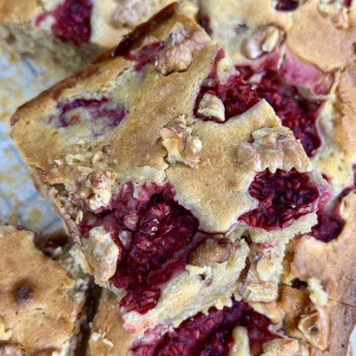 BLONDIES MIT NÜSSEN UND HIMBEEREN