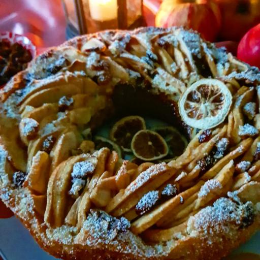 Bolo de maçã, nozes e passas