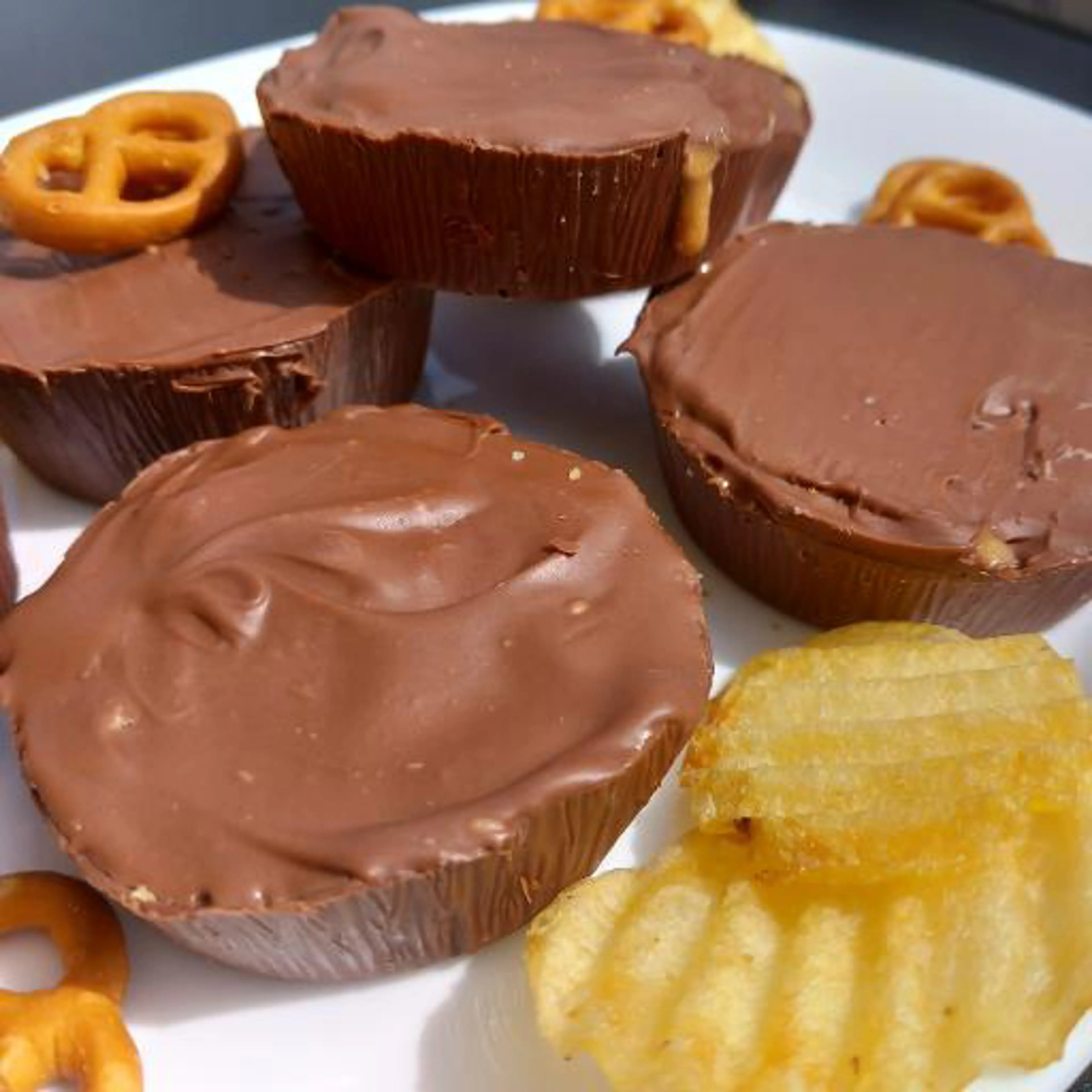 Reese's Big Cup с чипсами и кренделями