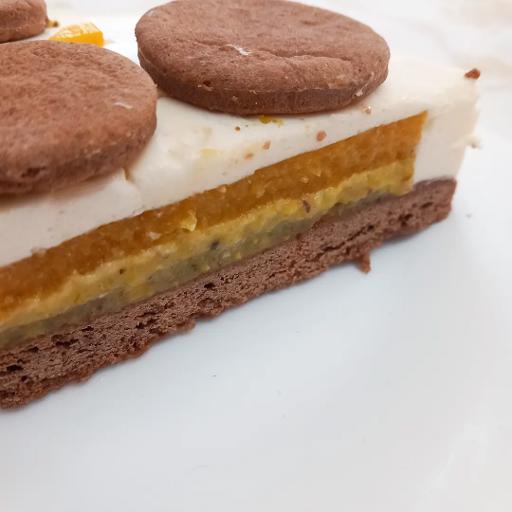 sucree met cacao, gelee met mango, frangipane met pistache en mousse met vanille zonder gluten en lactose