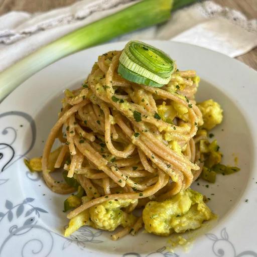 Spaghetti integrali con crema di porro e cavolfiori